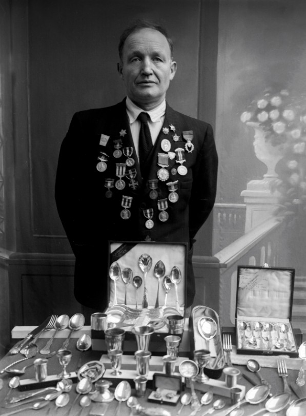 Sigvald Hoggen med medaljar